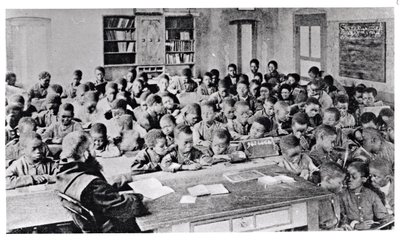 Un monaco che insegna una classe in Africa francofona, prima del 1914 da French Photographer